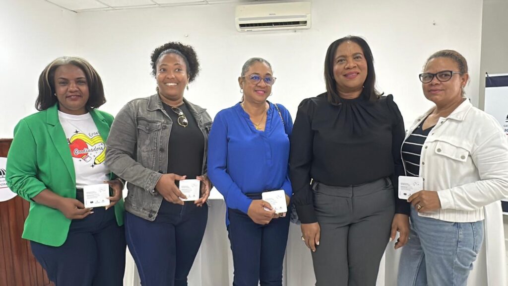 Gobernadora Adela Tejada entrega bonos a mujeres emprendedoras de Bonao | 3 | Gobernadora Adela Tejada entrega bonos a mujeres emprendedoras de Bonao - Noticias de hoy en República Dominicana | De Último Minuto