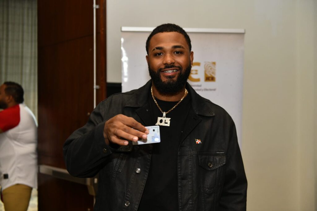 JCE entrega nueva cédula a integrantes de la selección dominicana del Clásico Mundial de Béisbol 2026 - Noticias de hoy en República Dominicana | De Último Minuto