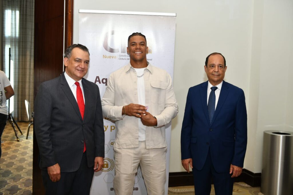 JCE entrega nueva cédula a integrantes de la selección dominicana del Clásico Mundial de Béisbol 2026 - Noticias de hoy en República Dominicana | De Último Minuto