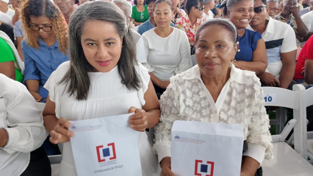 ¡Ni la lluvia los detuvo! Beneficiarios celebran entrega de títulos en Los Alcarrizos - Noticias de hoy en República Dominicana | De Último Minuto