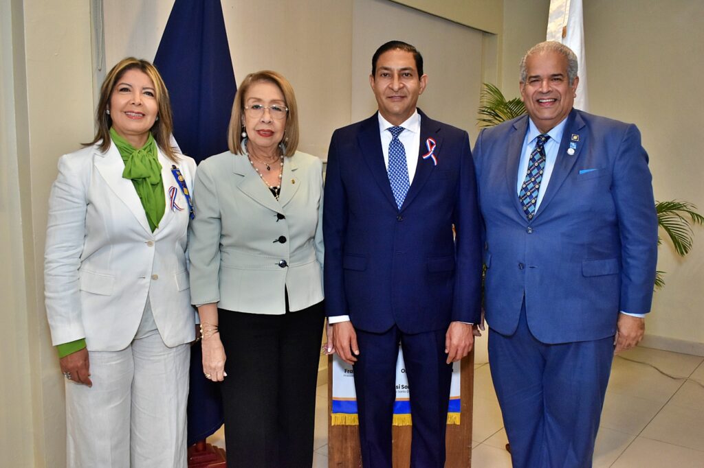Clubes Rotarios Bella Vista y Mirador promueven el pensamiento crítico con magistral conferencia del analista Iván Gatón - Noticias de hoy en República Dominicana | De Último Minuto
