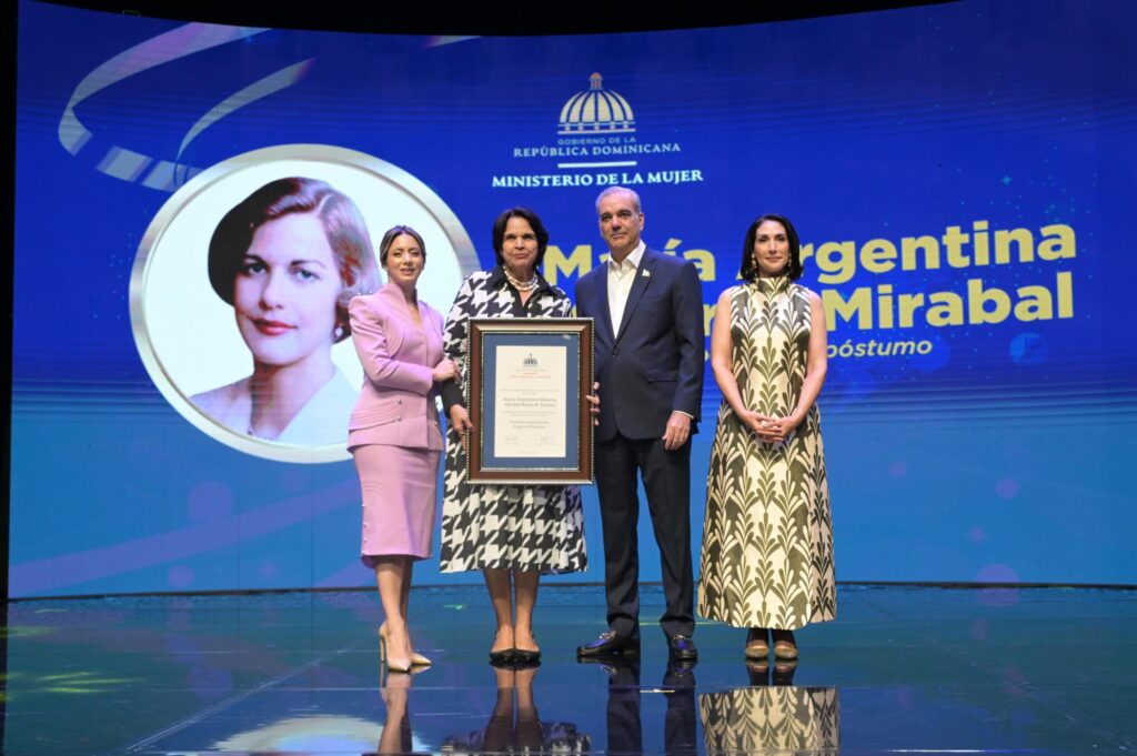 Entregan la Medalla al Mérito de la Mujer Dominicana a 22 mujeres por su liderazgo y aportes al desarrollo nacional - Noticias de hoy en República Dominicana | De Último Minuto