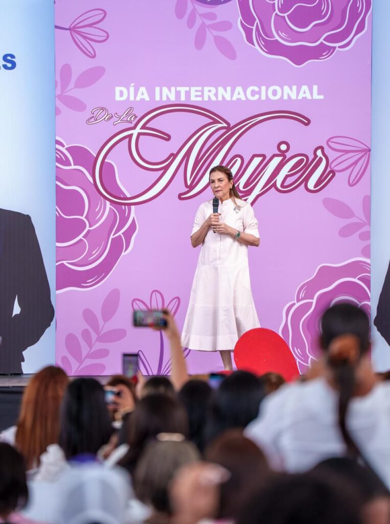 Carolina Mejía recibe contundente respaldo de mujeres líderes en encuentro nacional | 3 | Carolina Mejía recibe contundente respaldo de mujeres líderes en encuentro nacional - Noticias de hoy en República Dominicana | De Último Minuto