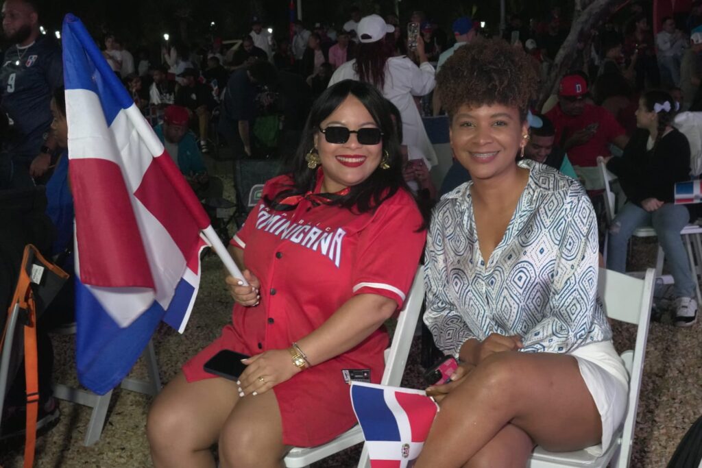 Cientos de fanáticos llegan al Malecón para ver en pantalla gigante el partido RD-Venezuela - Noticias de hoy en República Dominicana | De Último Minuto