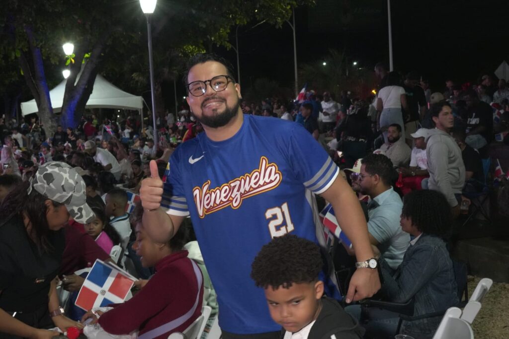 Cientos de fanáticos llegan al Malecón para ver en pantalla gigante el partido RD-Venezuela - Noticias de hoy en República Dominicana | De Último Minuto