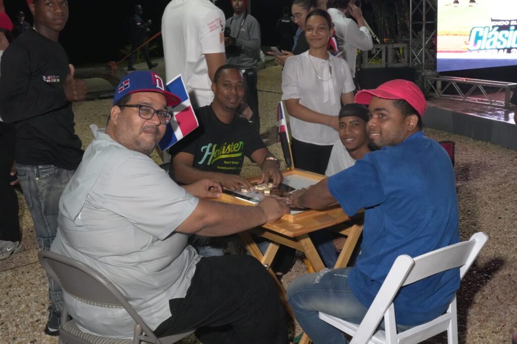 Cientos de fanáticos llegan al Malecón para ver en pantalla gigante el partido RD-Venezuela - Noticias de hoy en República Dominicana | De Último Minuto