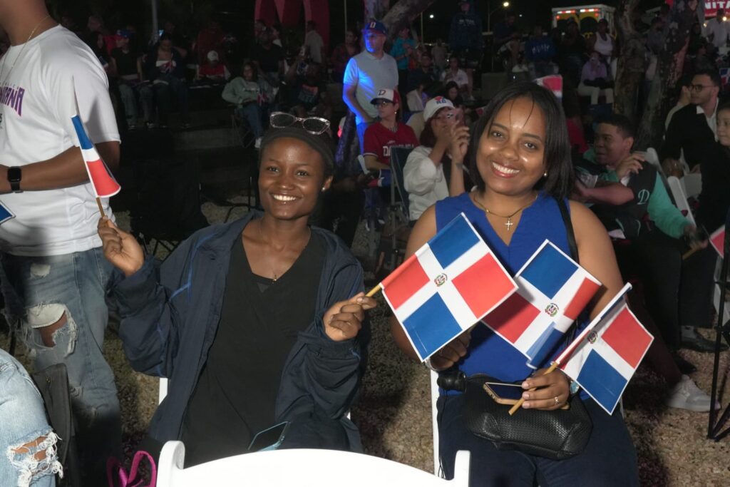Cientos de fanáticos llegan al Malecón para ver en pantalla gigante el partido RD-Venezuela - Noticias de hoy en República Dominicana | De Último Minuto