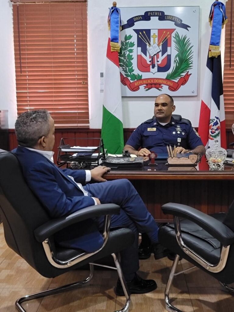 Senador Héctor Acosta realiza visita de cortesía al director regional Cibao Sur de la Policía Nacional - Noticias de hoy en República Dominicana | De Último Minuto