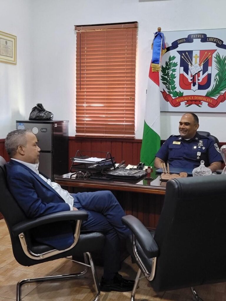 Senador Héctor Acosta realiza visita de cortesía al director regional Cibao Sur de la Policía Nacional - Noticias de hoy en República Dominicana | De Último Minuto