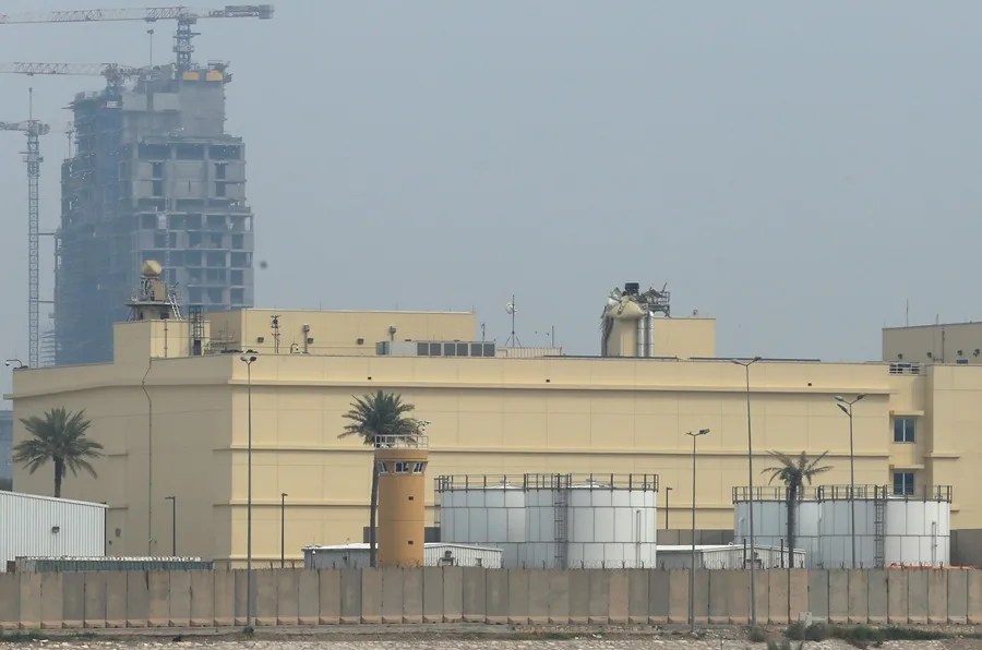 Vista general del complejo de la Embajada de Estados Unidos tras un presunto ataque con misiles en Bagdad, Irak. EFE/EPA/Ceerwan Aziz