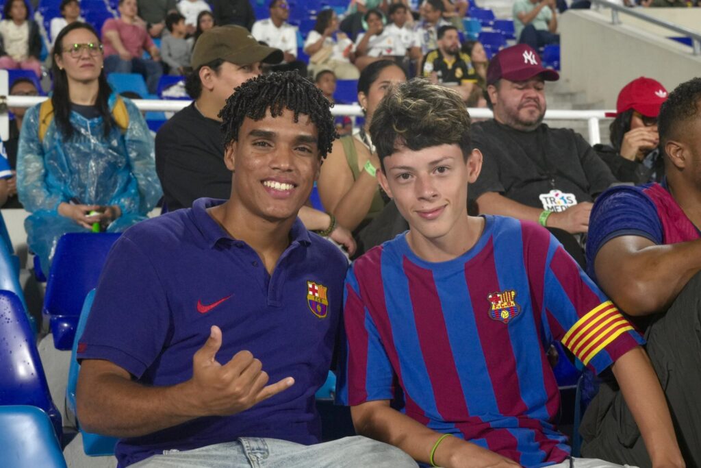 Fanáticos y pequeños futbolistas se dan cita en el Estadio Olímpico para la “Noche de Leyendas” | 4 | Fanáticos y pequeños futbolistas se dan cita en el Estadio Olímpico para la “Noche de Leyendas” - Noticias de hoy en República Dominicana | De Último Minuto