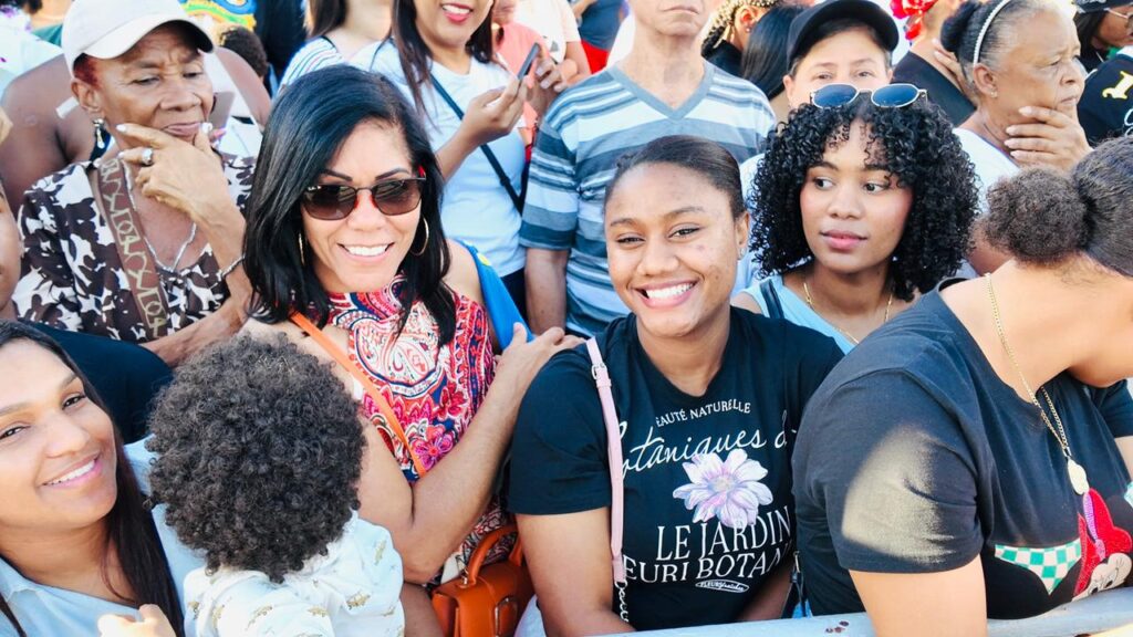 Cientos de dominicanos y turistas se dejan contagiar por la alegría del Carnaval Dominicano en el Desfile Nacional - Noticias de hoy en República Dominicana | De Último Minuto