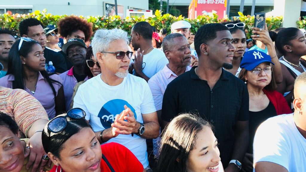 Cientos de dominicanos y turistas se dejan contagiar por la alegría del Carnaval Dominicano en el Desfile Nacional - Noticias de hoy en República Dominicana | De Último Minuto