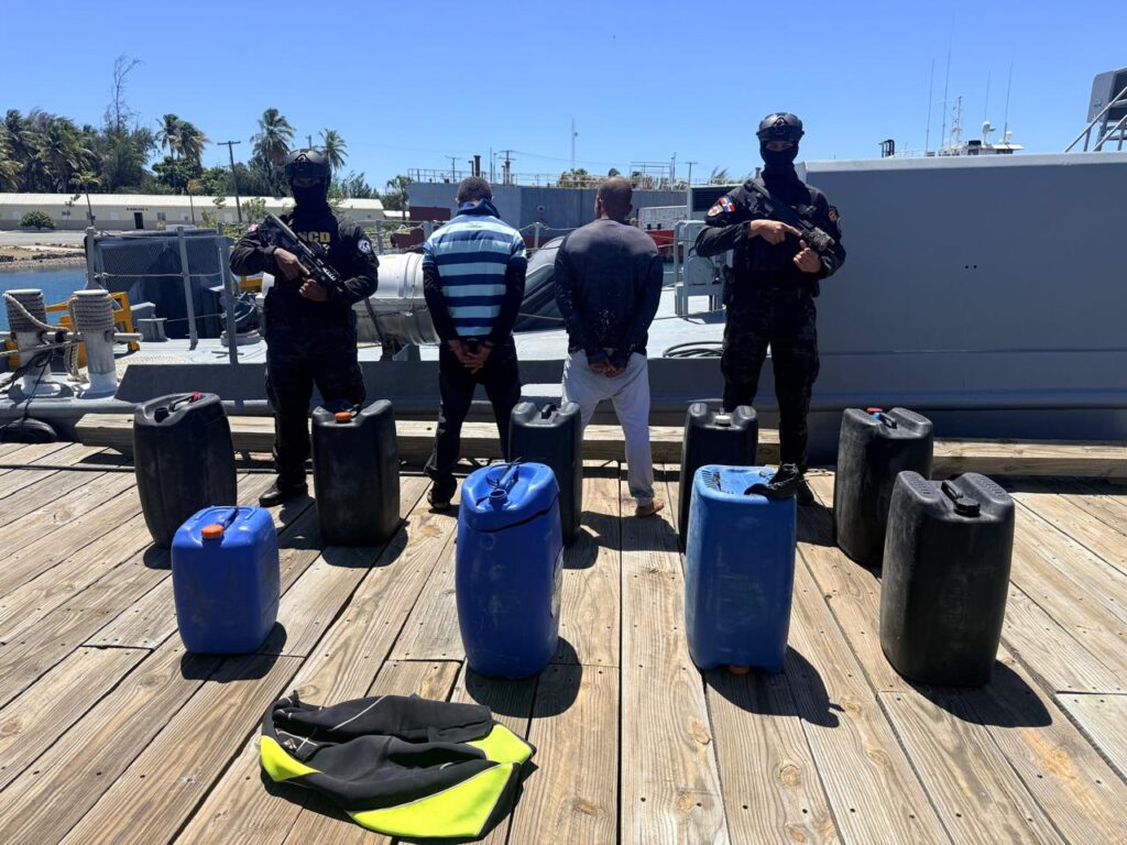 Ofensiva total contra el narcotráfico: incautan 261 paquetes de presunta cocaína y arrestan dos hombres en Baní - Noticias de hoy en República Dominicana | De Último Minuto