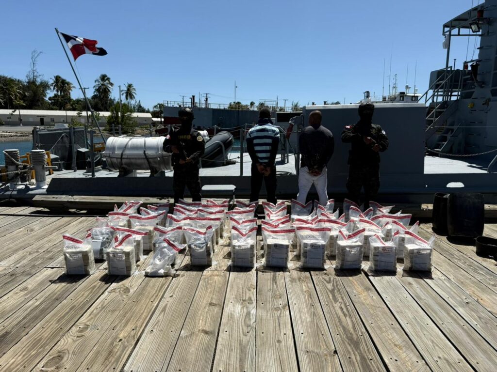 Ofensiva total contra el narcotráfico: incautan 261 paquetes de presunta cocaína y arrestan dos hombres en Baní - Noticias de hoy en República Dominicana | De Último Minuto
