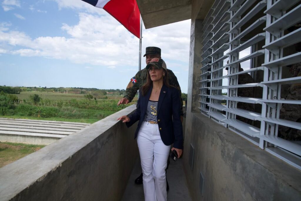Ministro de Defensa y embajadora de Estados Unidos realizan recorrido por la zona fronteriza de Dajabón - Noticias de hoy en República Dominicana | De Último Minuto