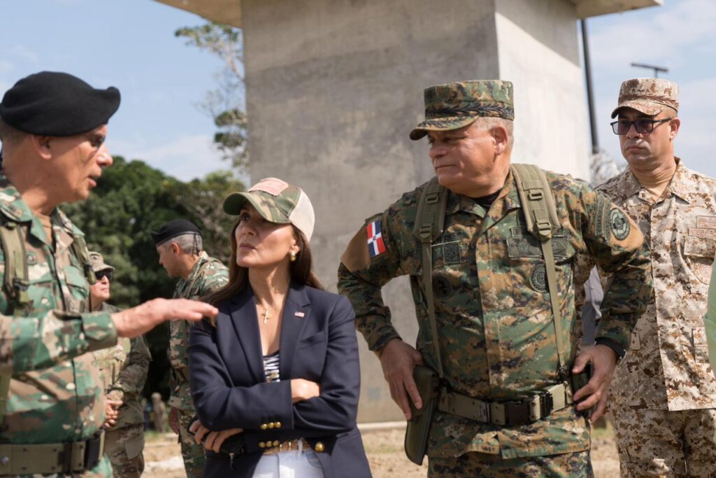Ministro de Defensa y embajadora de Estados Unidos realizan recorrido por la zona fronteriza de Dajabón - Noticias de hoy en República Dominicana | De Último Minuto