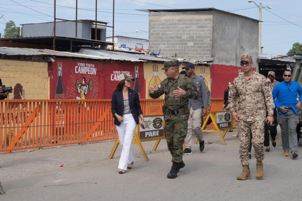Ministro de Defensa y embajadora de Estados Unidos realizan recorrido por la zona fronteriza de Dajabón - Noticias de hoy en República Dominicana | De Último Minuto