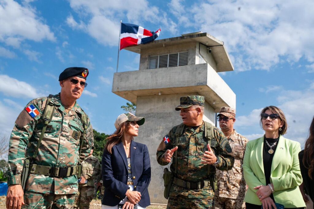 Ministro de Defensa y embajadora de Estados Unidos realizan recorrido por la zona fronteriza de Dajabón - Noticias de hoy en República Dominicana | De Último Minuto