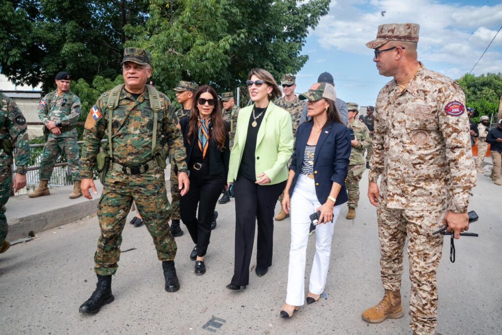 Ministro de Defensa y embajadora de Estados Unidos realizan recorrido por la zona fronteriza de Dajabón - Noticias de hoy en República Dominicana | De Último Minuto