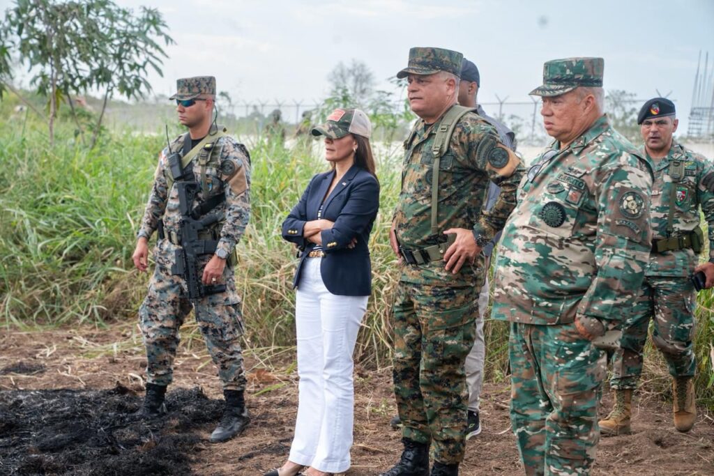 Ministro de Defensa y embajadora de Estados Unidos realizan recorrido por la zona fronteriza de Dajabón - Noticias de hoy en República Dominicana | De Último Minuto