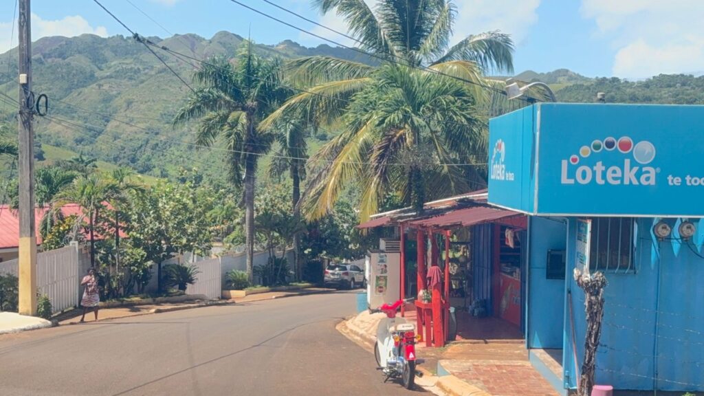 Lotedom instala banca de lotería cerca de un centro educativo en Punta Balandra - Noticias de hoy en República Dominicana | De Último Minuto