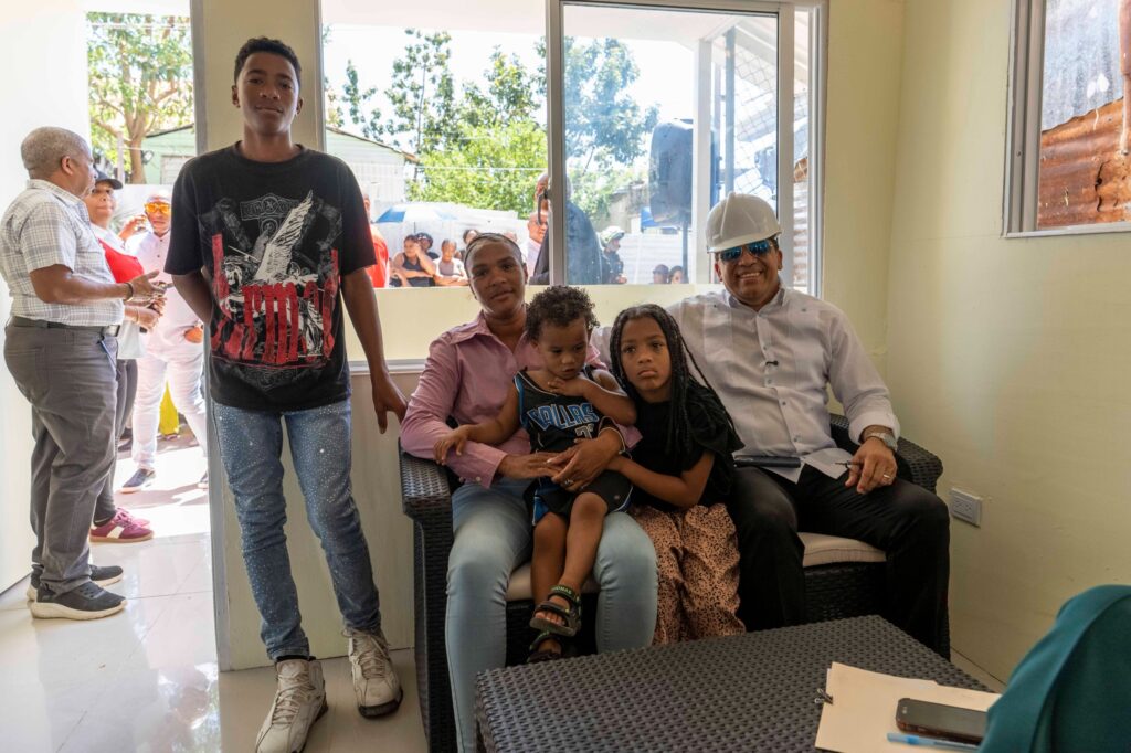 Alcalde Dío Astacio cumple su promesa y entrega vivienda a madre soltera en Mendoza - Noticias de hoy en República Dominicana | De Último Minuto