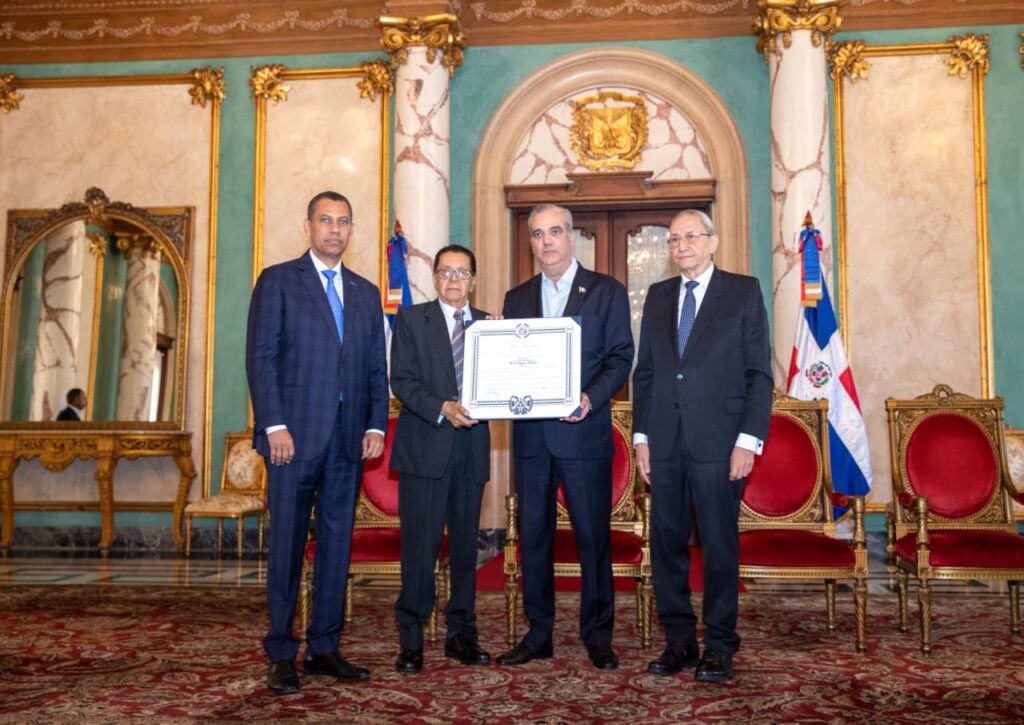 Presidente Abinader concede condecoración póstuma al periodista Orlando Martínez Howley en la Orden del Mérito Duarte, Sánchez y Mella - Noticias de hoy en República Dominicana | De Último Minuto