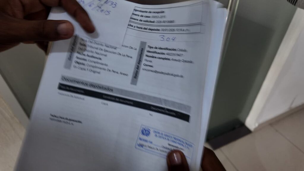 Ciudadano denuncia más de siete años con impedimento de salida sin resolver tras caso con la DNCD - Noticias de hoy en República Dominicana | De Último Minuto