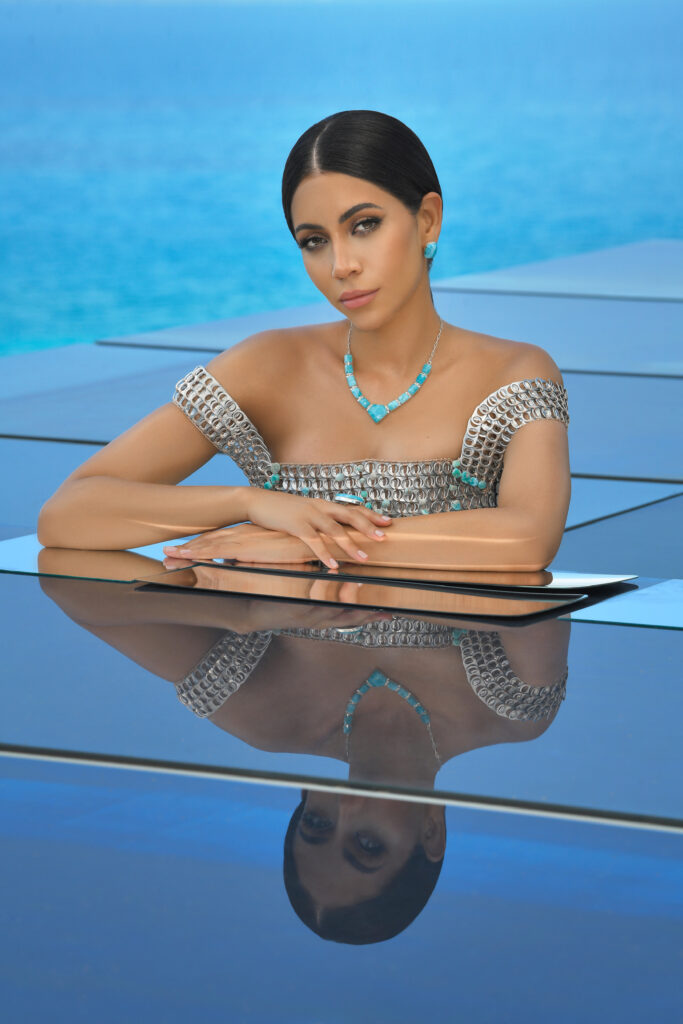 Melissa Santos llega a Premios Soberano con vestido hecho de más de 60 mil tapas recicladas y Larimar | 3 | Melissa Santos llega a Premios Soberano con vestido hecho de más de 60 mil tapas recicladas y Larimar - Noticias de hoy en República Dominicana | De Último Minuto