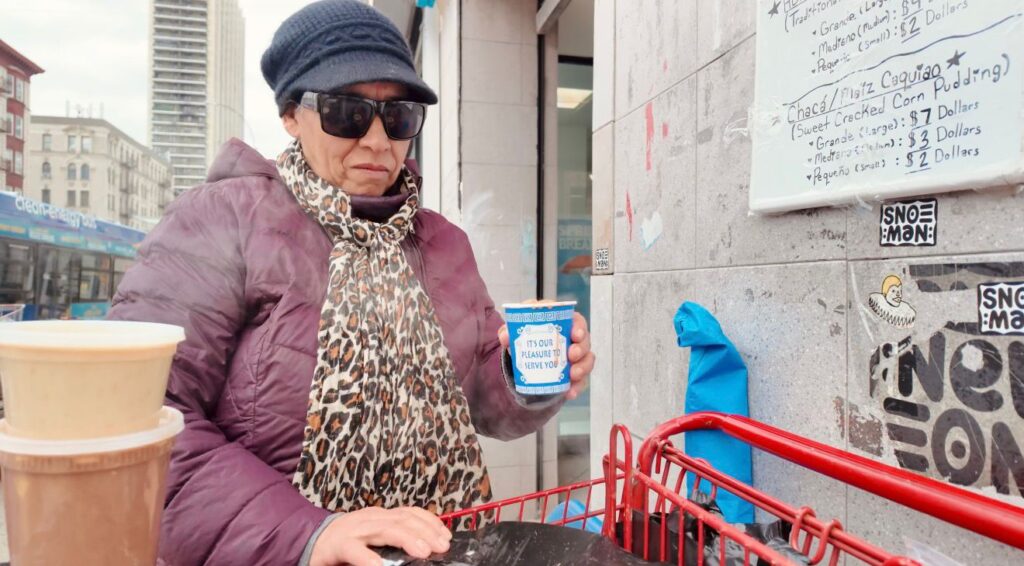 Dominicana mantiene viva la tradición vendiendo habichuelas con dulce en el Alto Manhattan - Noticias de hoy en República Dominicana | De Último Minuto