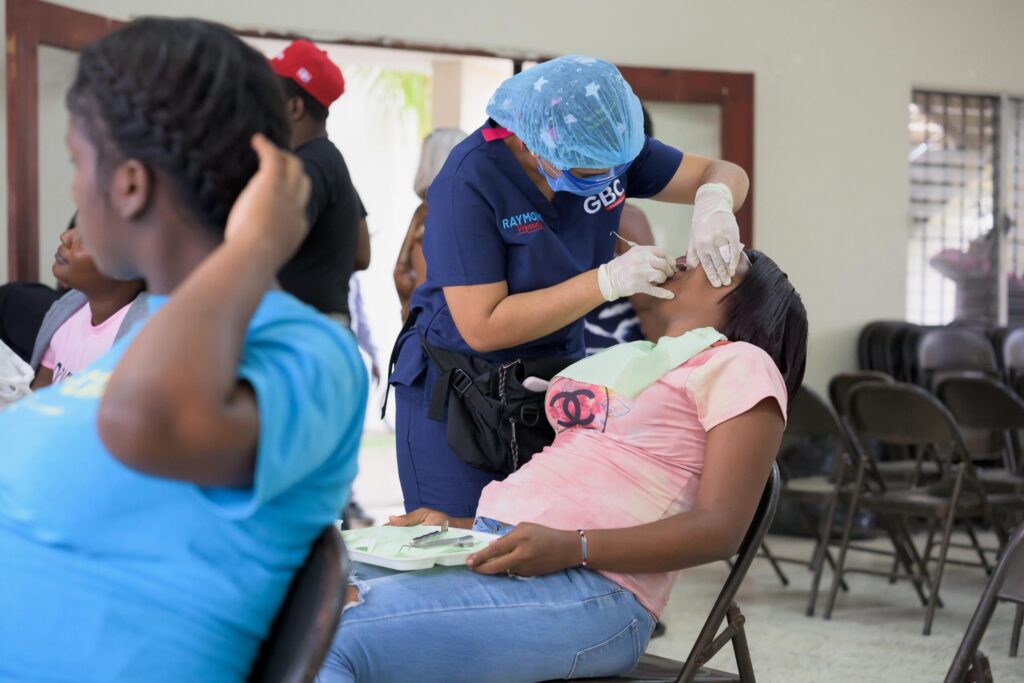 Raymond Rodríguez y Fundación GBC benefician a más de 500 personas con operativo de salud en Gualey, D.N - Noticias de hoy en República Dominicana | De Último Minuto