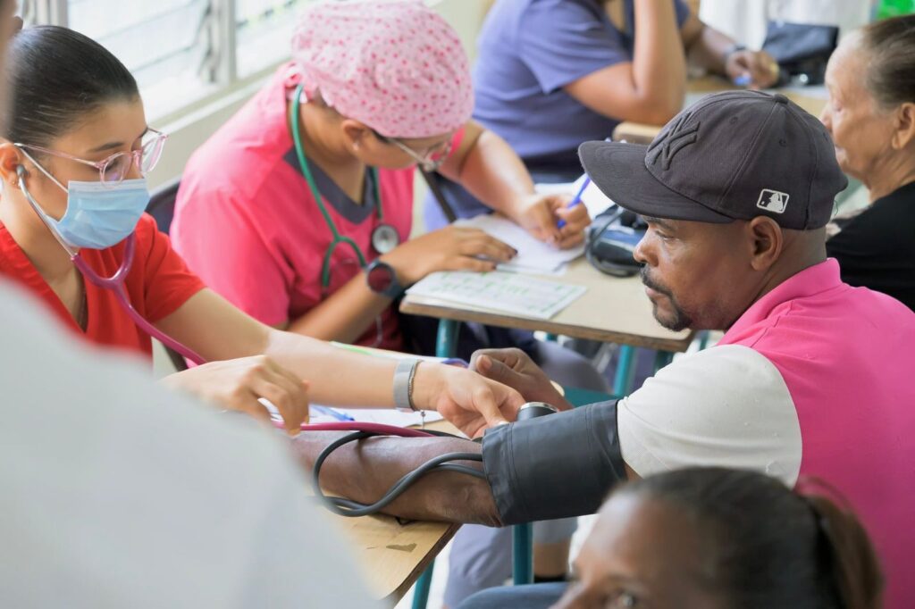 Raymond Rodríguez y Fundación GBC benefician a más de 500 personas con operativo de salud en Gualey, D.N - Noticias de hoy en República Dominicana | De Último Minuto