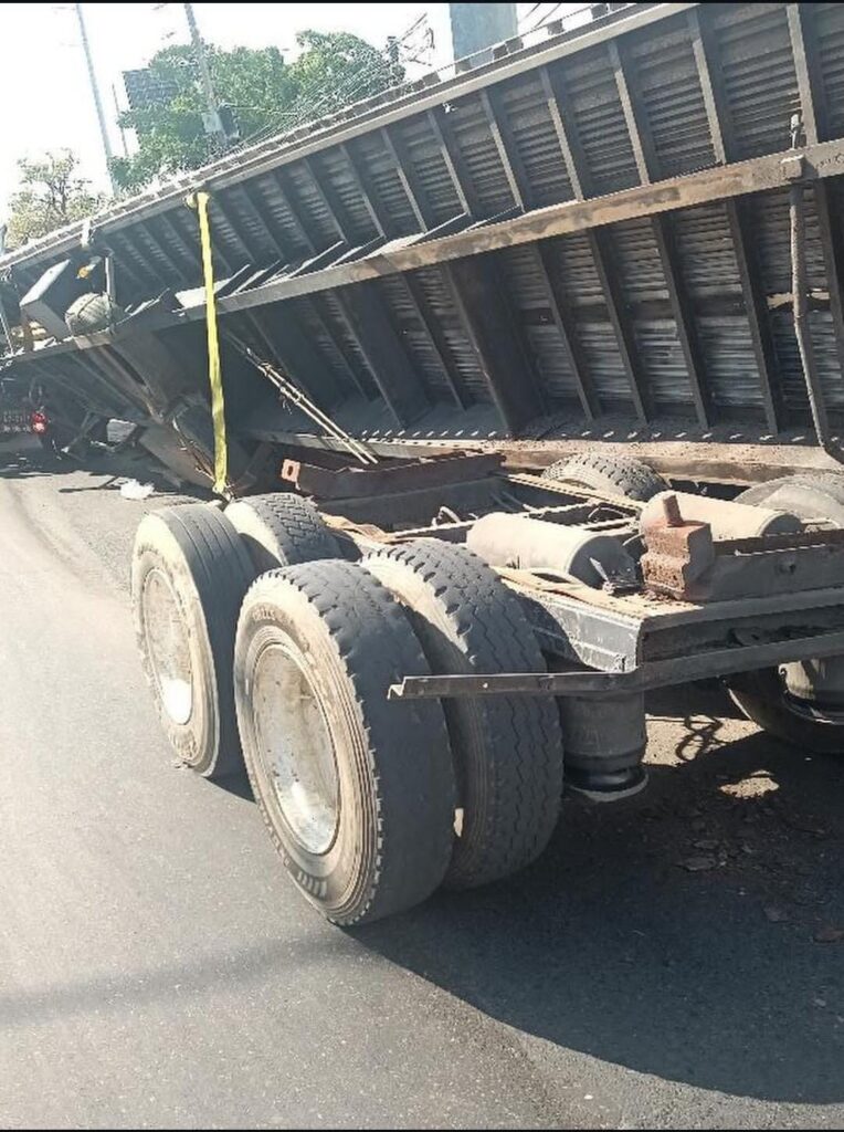 Caos vehicular en el kilómetro 9 de la Autopista Duarte por accidente con patana | 6 | Caos vehicular en el kilómetro 9 de la Autopista Duarte por accidente con patana - Noticias de hoy en República Dominicana | De Último Minuto