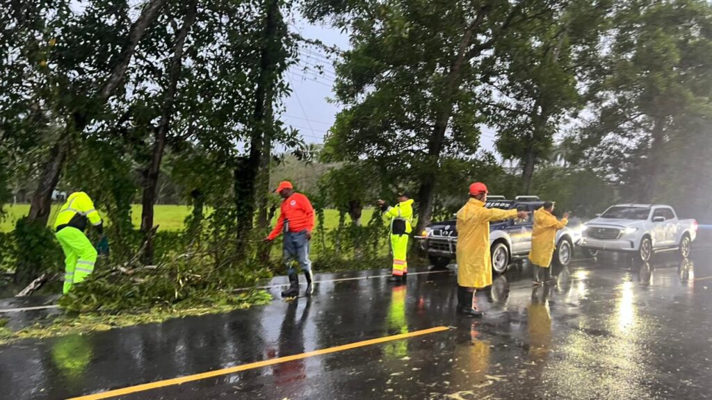 Fuertes lluvias causan inundaciones, daños a viviendas y mantienen en alerta a Monte Plata | 3 | Fuertes lluvias causan inundaciones, daños a viviendas y mantienen en alerta a Monte Plata - Noticias de hoy en República Dominicana | De Último Minuto