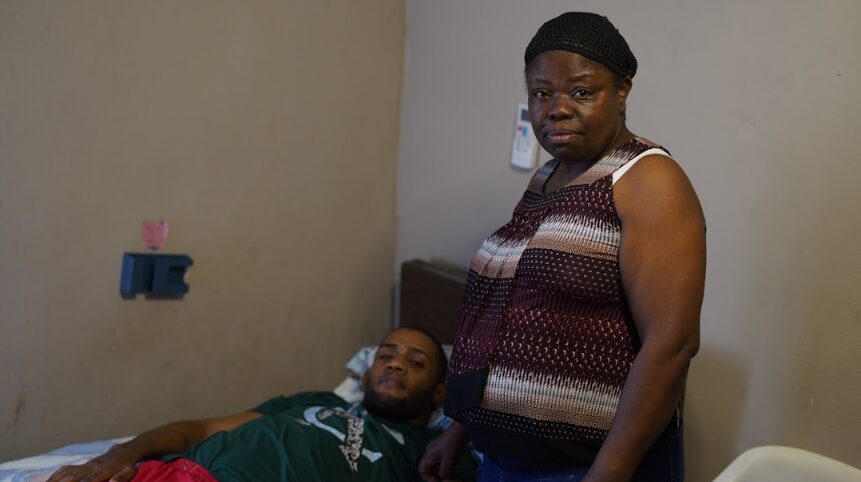 Joven lleva seis años postrado en cama y pide ayuda para continuar sus terapias - Noticias de hoy en República Dominicana | De Último Minuto