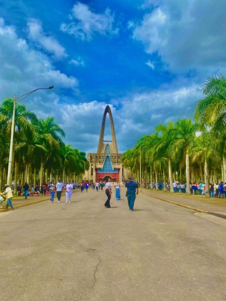 Feligreses participan en procesión de Domingo de Ramos en Higüey junto al obispo de la Diócesis de La Altagracia | 3 | Feligreses participan en procesión de Domingo de Ramos en Higüey junto al obispo de la Diócesis de La Altagracia - Noticias de hoy en República Dominicana | De Último Minuto