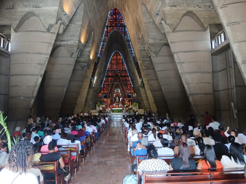 Feligreses participan en procesión de Domingo de Ramos en Higüey junto al obispo de la Diócesis de La Altagracia | 4 | Feligreses participan en procesión de Domingo de Ramos en Higüey junto al obispo de la Diócesis de La Altagracia - Noticias de hoy en República Dominicana | De Último Minuto
