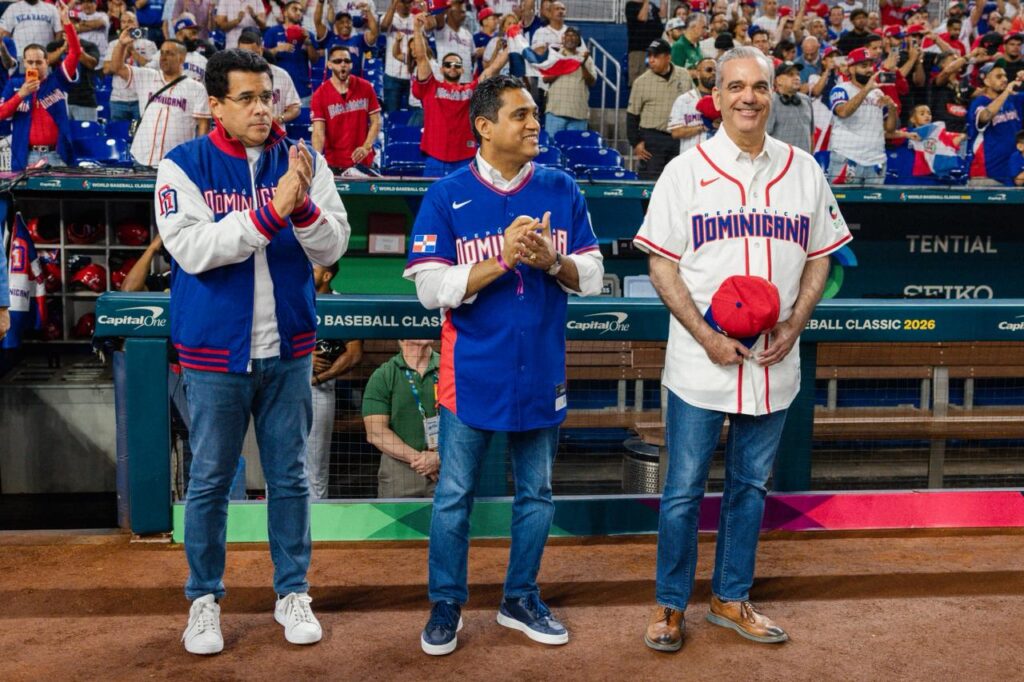 Abinader asiste a juego inaugural de RD en Clásico Mundial de Béisbol en Miami y lanza primera bola - Noticias de hoy en República Dominicana | De Último Minuto