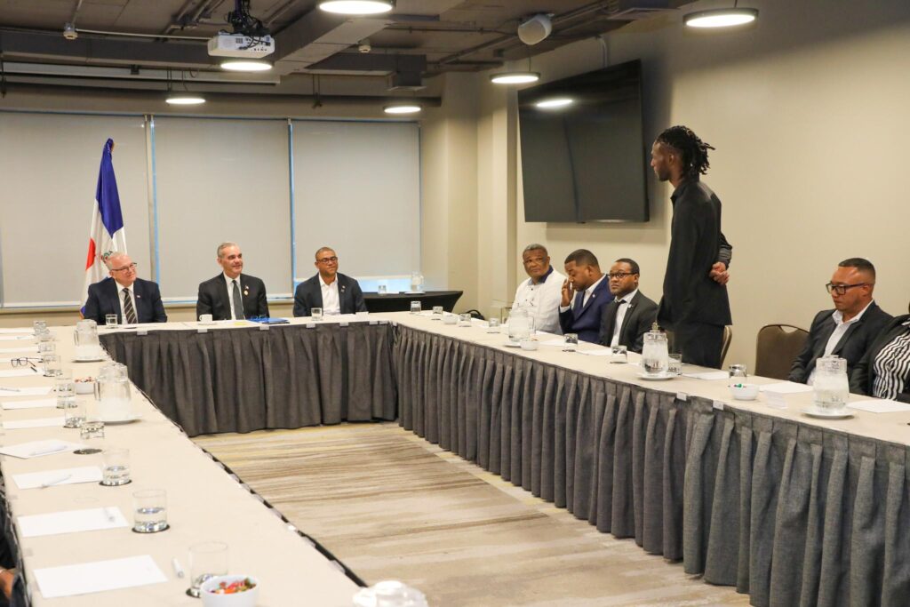 Abinader se reúne con dominicanos en Chile y resalta oportunidades que se abren por buenas relaciones con Kast - Noticias de hoy en República Dominicana | De Último Minuto