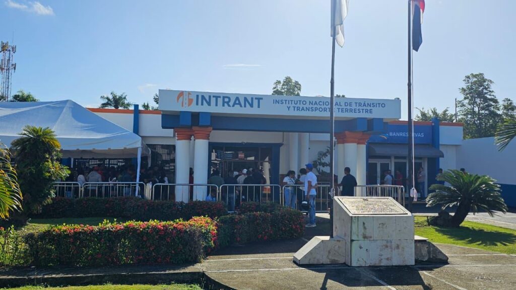 “Ágil y organizado”: así califican ciudadanos el proceso para obtener la nueva licencia de conducir - Noticias de hoy en República Dominicana | De Último Minuto