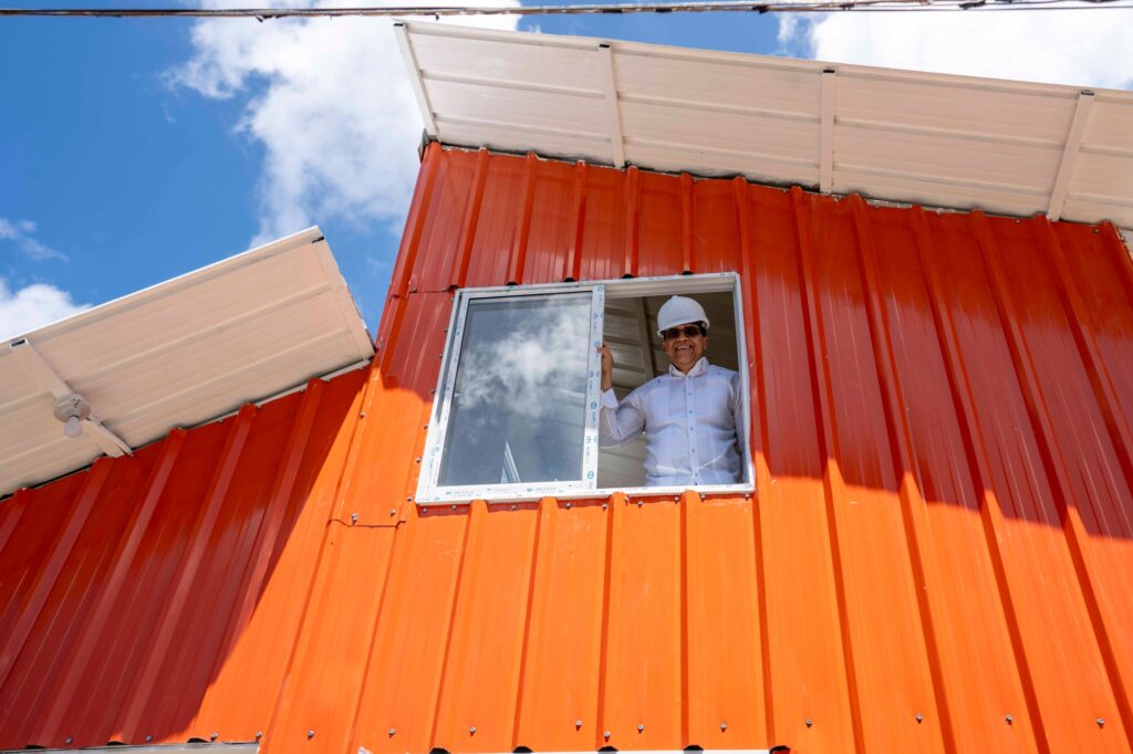 Alcalde Dío Astacio cumple su promesa y entrega vivienda a madre soltera en Mendoza - Noticias de hoy en República Dominicana | De Último Minuto