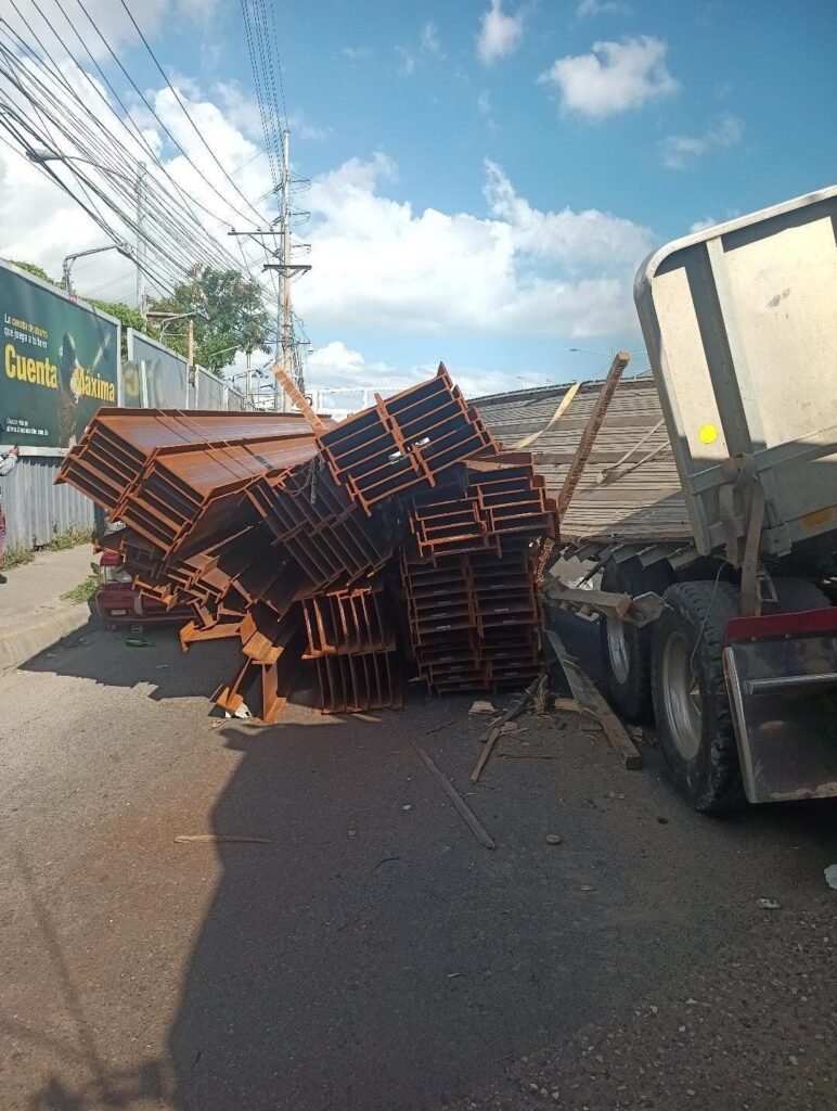 Caos vehicular en el kilómetro 9 de la Autopista Duarte por accidente con patana | 2 | Caos vehicular en el kilómetro 9 de la Autopista Duarte por accidente con patana - Noticias de hoy en República Dominicana | De Último Minuto