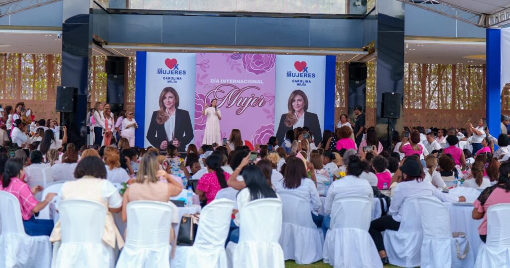 Carolina Mejía recibe contundente respaldo de mujeres líderes en encuentro nacional | 2 | Carolina Mejía recibe contundente respaldo de mujeres líderes en encuentro nacional - Noticias de hoy en República Dominicana | De Último Minuto