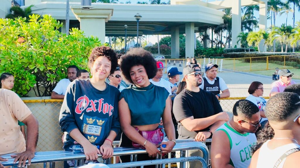 Cientos de dominicanos y turistas se dejan contagiar por la alegría del Carnaval Dominicano en el Desfile Nacional - Noticias de hoy en República Dominicana | De Último Minuto