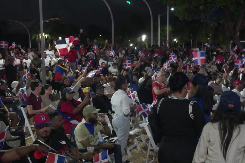 Cientos de fanáticos llegan al Malecón para ver en pantalla gigante el partido RD-Venezuela - Noticias de hoy en República Dominicana | De Último Minuto