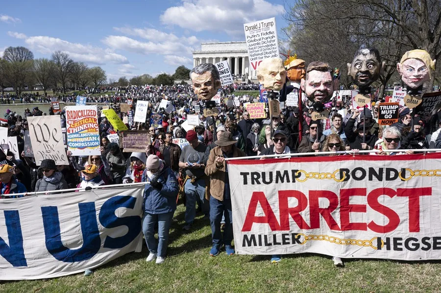 Comienzan las mayores protestas de ‘No Kings’ contra Trump, la guerra en Irán y el ICE - Noticias de hoy en República Dominicana | De Último Minuto