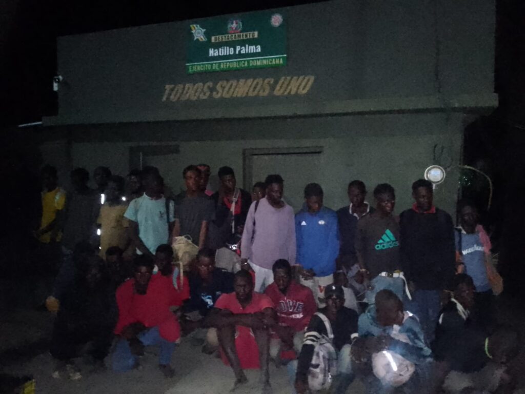 Detienen a 65 haitianos en condición migratoria irregular en Montecristi | 2 | Detienen a 65 haitianos en condición migratoria irregular en Montecristi - Noticias de hoy en República Dominicana | De Último Minuto