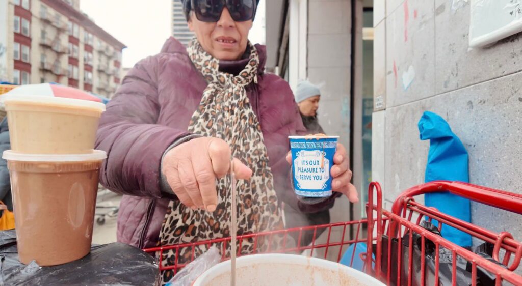 Dominicana mantiene viva la tradición vendiendo habichuelas con dulce en el Alto Manhattan - Noticias de hoy en República Dominicana | De Último Minuto