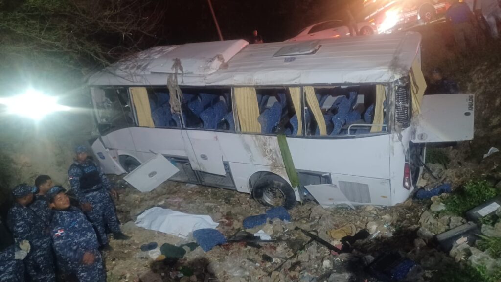 Dos turistas canadienses fallecen en accidente de autobús en la Autovía del Este, en Cumayasa - Noticias de hoy en República Dominicana | De Último Minuto